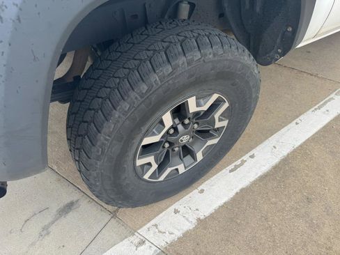 Used 2017 Toyota Tacoma TRD Off-Road w/ Tow Package (A/T) image 11