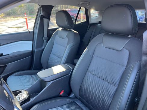 Used 2025 Chevrolet Trax LT w/ LT Convenience Package image 34