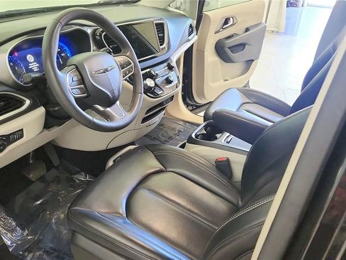 Used 2023 Chrysler Pacifica Touring-L FWD image 21