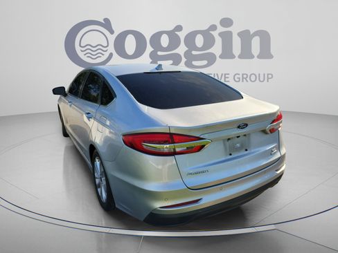Used 2019 Ford Fusion SE FWD image 2