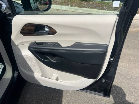 Certified 2023 Chrysler Pacifica Limited FWD image 10