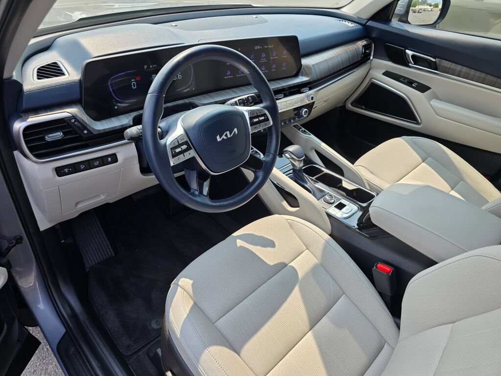 Used 2025 Kia Telluride EX w/ EX Captain's Chair Package AWD/4WD image 2