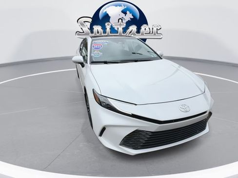 Used 2025 Toyota Camry XLE image 3