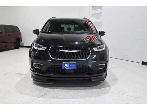 Used 2021 Chrysler Pacifica Touring w/ Cold Weather Group FWD image 4