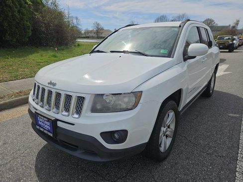 Used 2014 Jeep Compass Latitude image 3