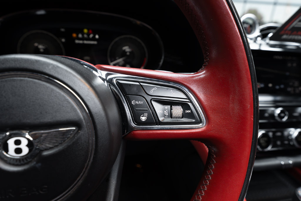 Used 2022 Bentley Bentayga AWD/4WD image 29
