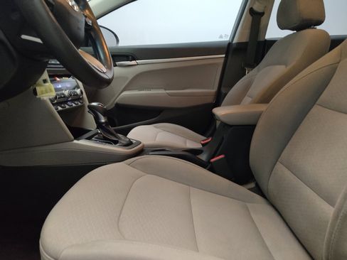 Used 2020 Hyundai Elantra SE FWD image 17