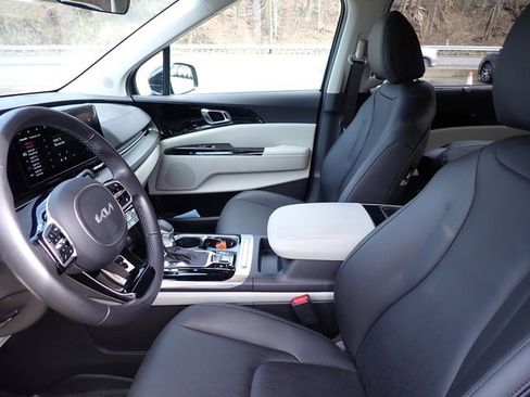 Used 2024 Kia Carnival EX image 10