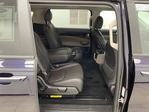 Used 2025 Kia Carnival image 13