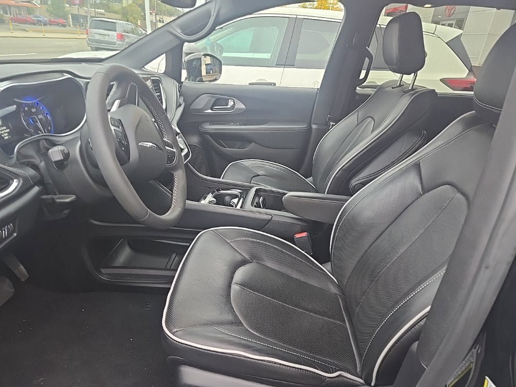 Used 2026 Chrysler Pacifica Limited FWD image 12