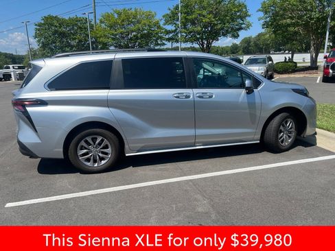 Used 2024 Toyota Sienna XLE FWD image 5