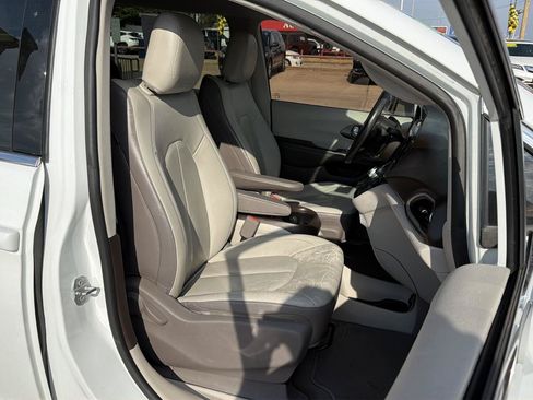 Used 2017 Chrysler Pacifica Touring-L FWD image 21