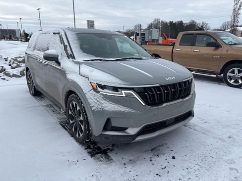 Used 2024 Kia Carnival EX image 3