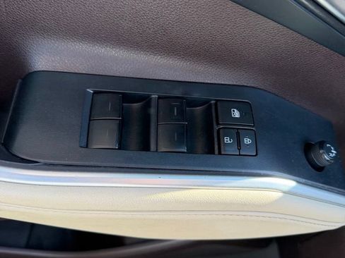 Used 2022 Toyota Highlander XLE AWD/4WD image 18