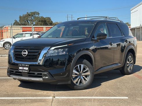 New 2025 Nissan Pathfinder SL image 2