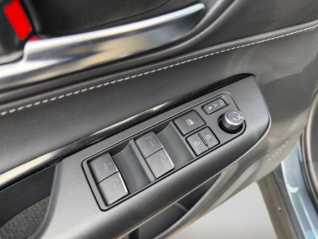 Used 2024 Toyota Venza LE AWD/4WD image 21