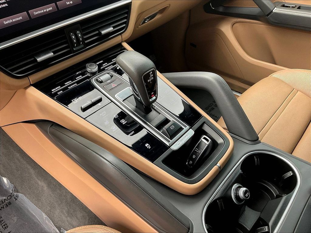 Used 2022 Porsche Cayenne AWD/4WD image 18