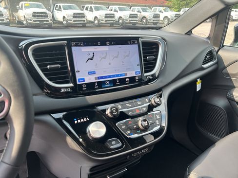 New 2025 Chrysler Voyager LX image 10