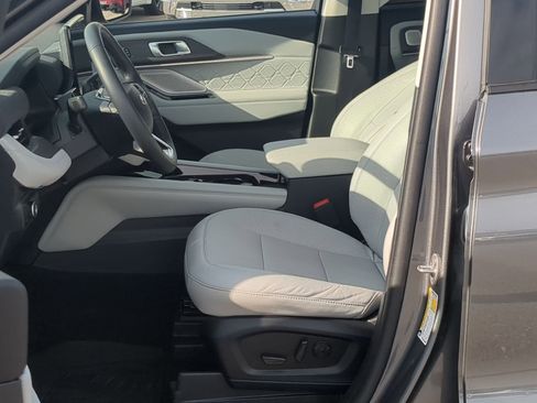 Used 2025 Ford Explorer Platinum w/ Ultimate Package image 12