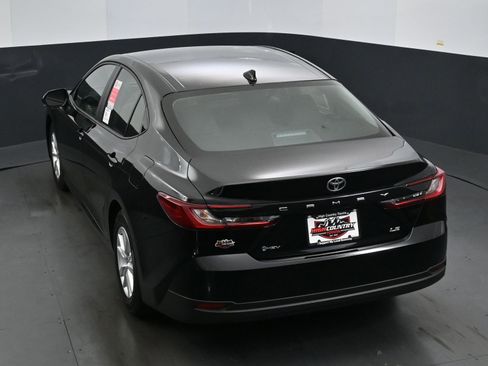 Used 2025 Toyota Camry LE image 30