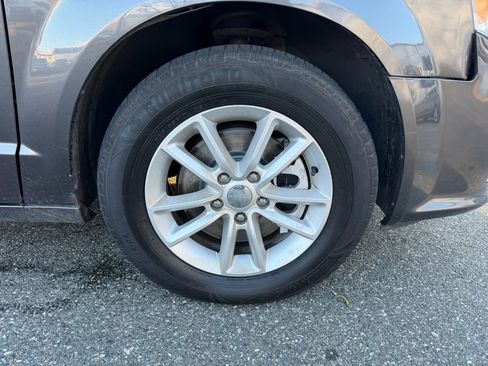 Used 2019 Dodge Grand Caravan SXT image 9