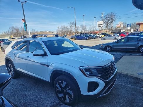 Used 2024 Volkswagen Atlas Cross Sport SEL image 1