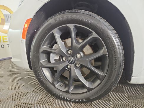 Certified 2023 Chrysler Pacifica Limited w/ S Appearance Package AWD/4WD image 36