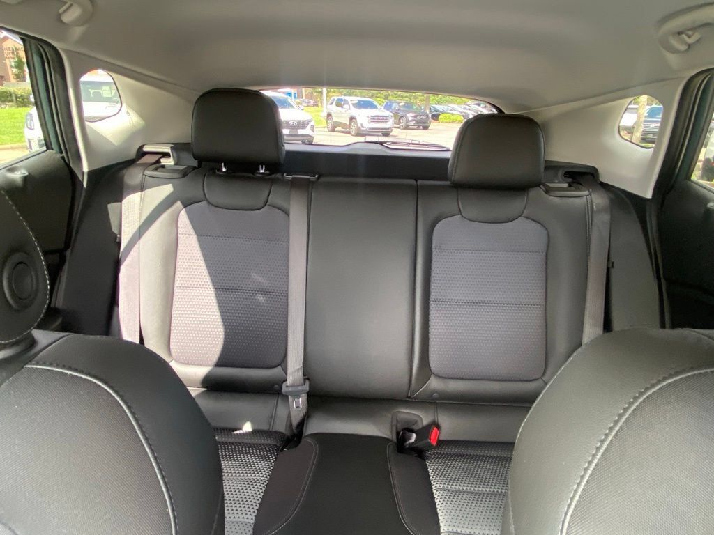 Used 2025 Chevrolet Trax LT w/ LT Convenience Package FWD image 34