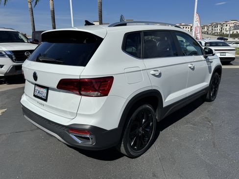 Used 2023 Volkswagen Taos SE w/ Panoramic Sunroof Package FWD image 8