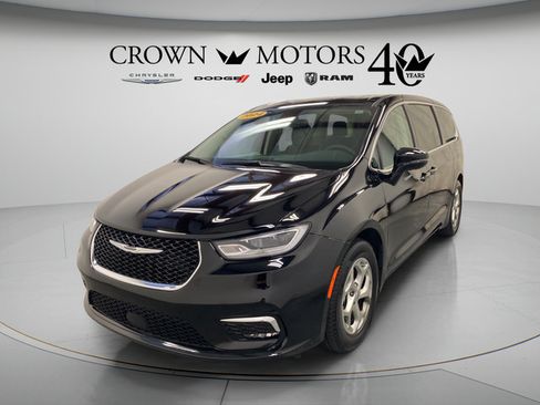 Used 2024 Chrysler Pacifica Limited FWD image 11