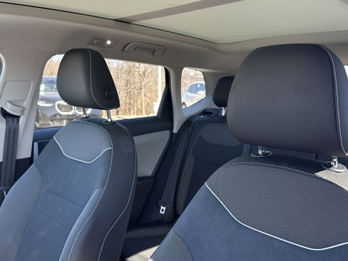 Used 2024 Volkswagen Taos SE w/ Panoramic Sunroof Package image 18