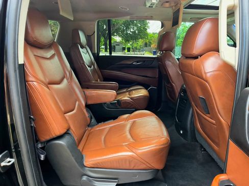 Used 2017 Cadillac Escalade ESV Luxury AWD/4WD image 8
