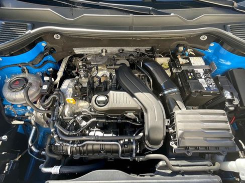 Certified 2024 Volkswagen Taos SE image 9