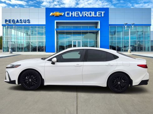 Used 2025 Toyota Camry SE w/ Convenience Package FWD image 3