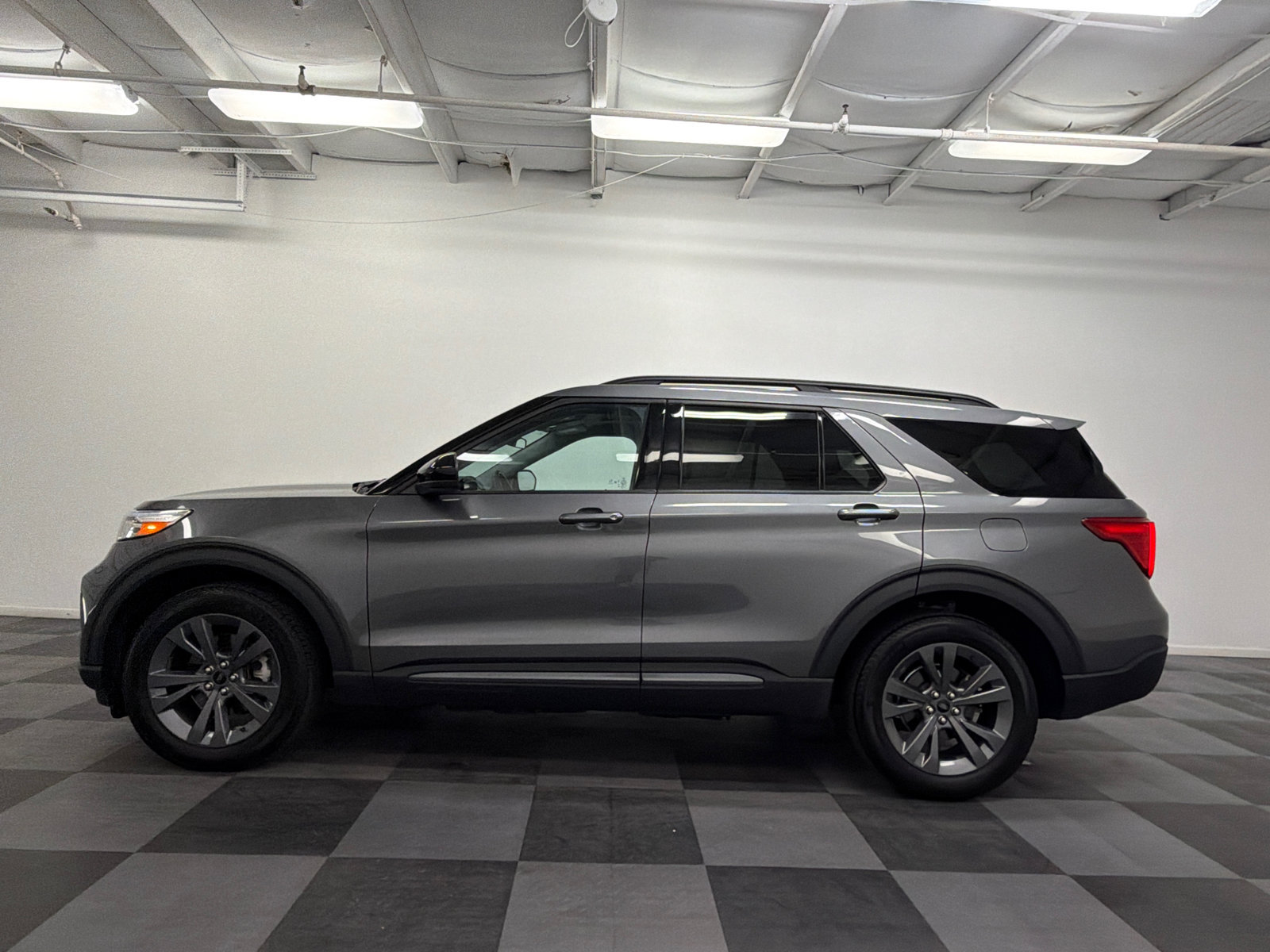 Used 2023 Ford Explorer XLT w/ Equipment Group 202A AWD/4WD image 4
