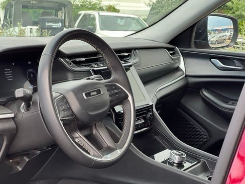 Used 2023 Jeep Grand Cherokee Laredo AWD/4WD image 12