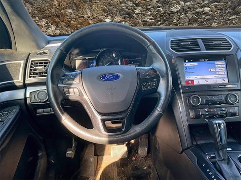Used 2017 Ford Explorer XLT w/ Equipment Group 202A image 5