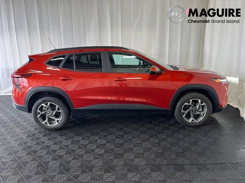Used 2024 Chevrolet Trax LT w/ Driver Confidence Package FWD image 2