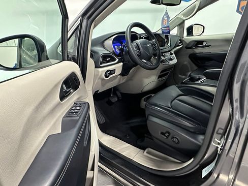 Used 2023 Chrysler Pacifica Touring-L FWD image 19