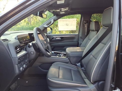 New 2026 Chevrolet Suburban Premier w/ Sun And Tow Package AWD/4WD image 9