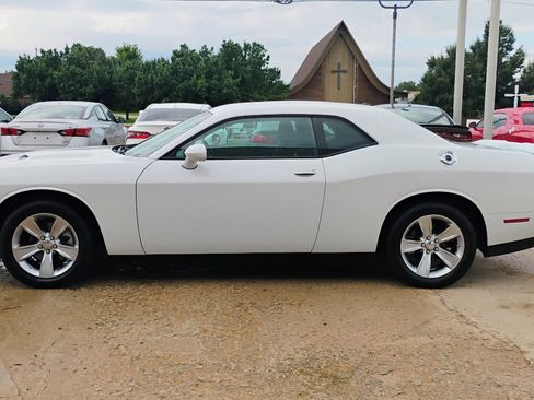 Used 2022 Dodge Challenger SXT image 4