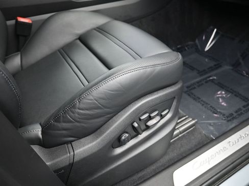 Used 2022 Porsche Cayenne Turbo image 32