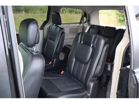 Used 2016 Chrysler Town & Country Touring w/ Driver Convenience Group image 7