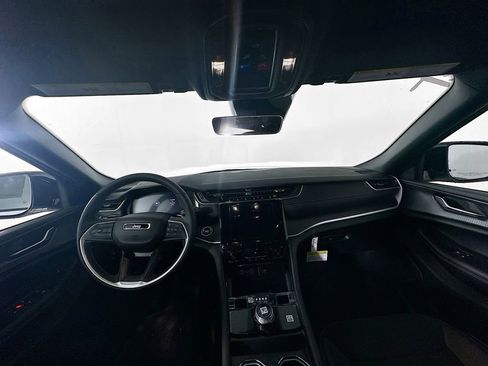 New 2025 Jeep Grand Cherokee Altitude image 9