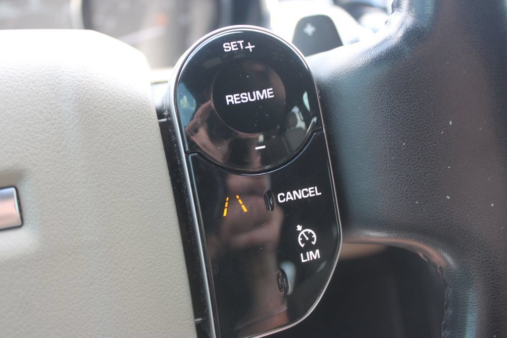 Used 2019 Land Rover Discovery SE AWD/4WD image 18