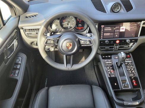 Certified 2025 Porsche Macan image 18