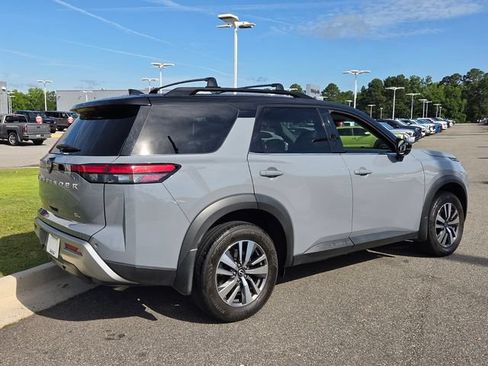 Used 2024 Nissan Pathfinder SL FWD image 14