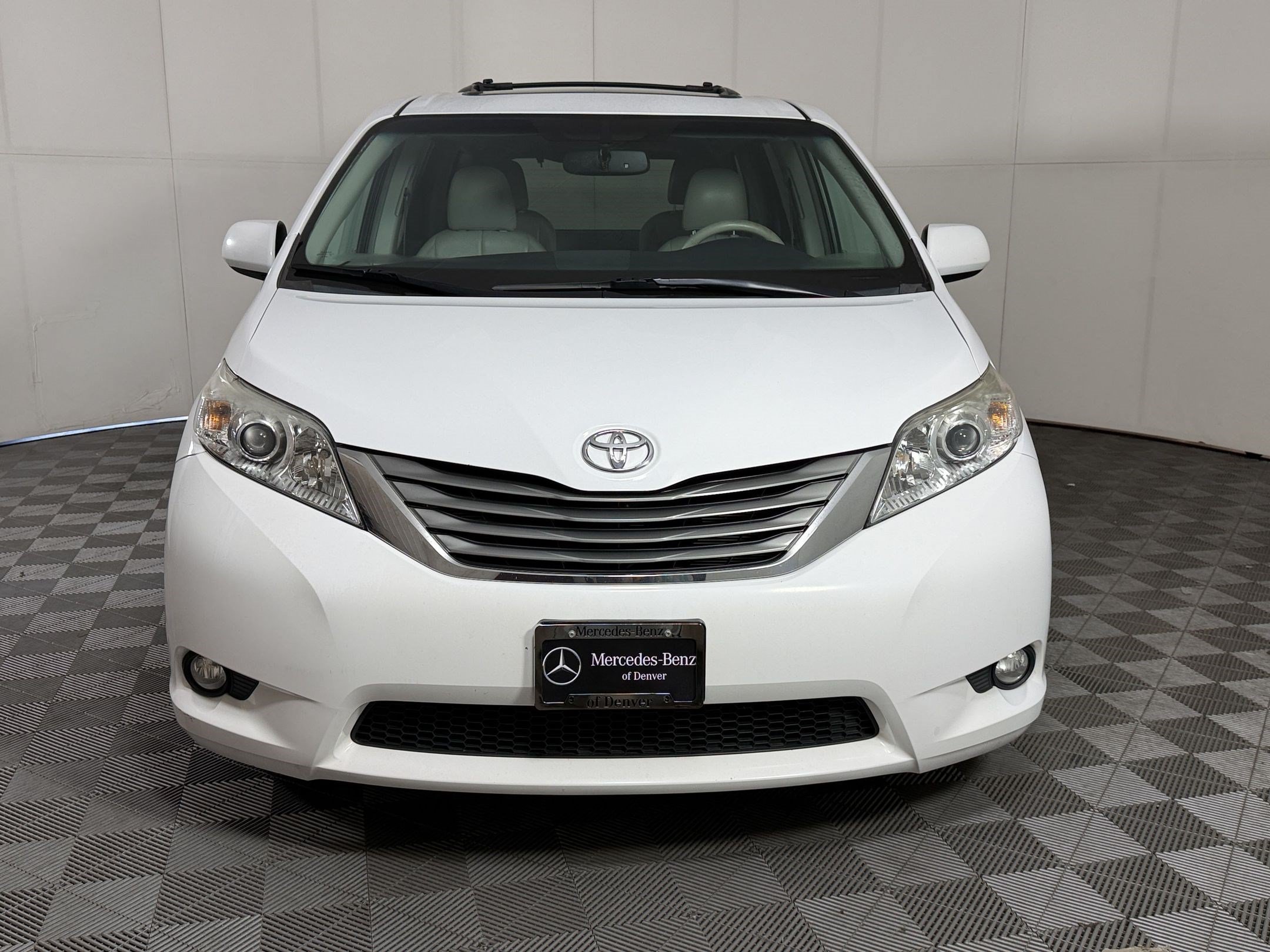 Used 2013 Toyota Sienna XLE w/ Premium Pkg AWD/4WD image 6