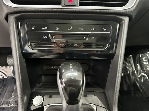 Used 2025 Volkswagen Taos SE w/ Panoramic Sunroof Package AWD/4WD image 6
