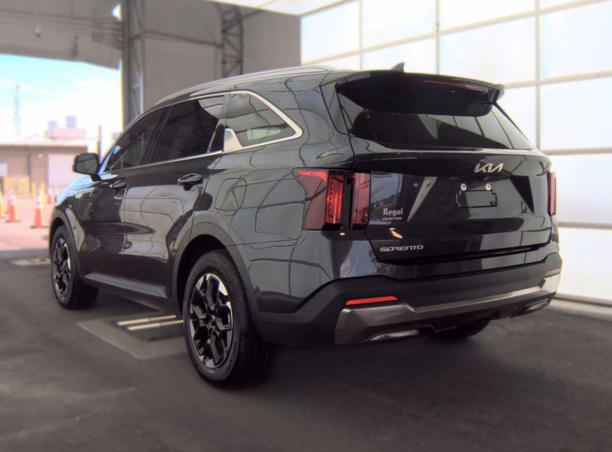 Used 2025 Kia Sorento S w/ Panoramic Sunroof Package FWD image 6